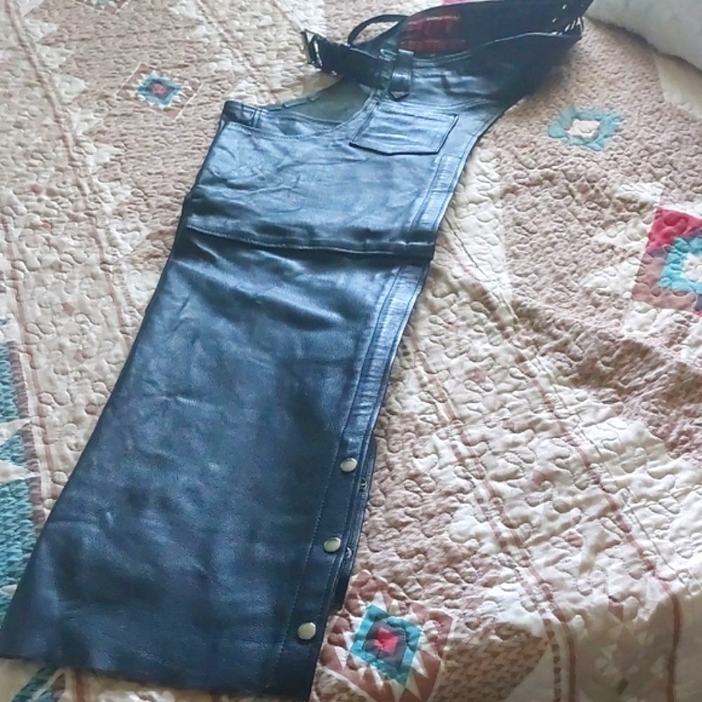 CHAPS HOT LEATHERS SZ M